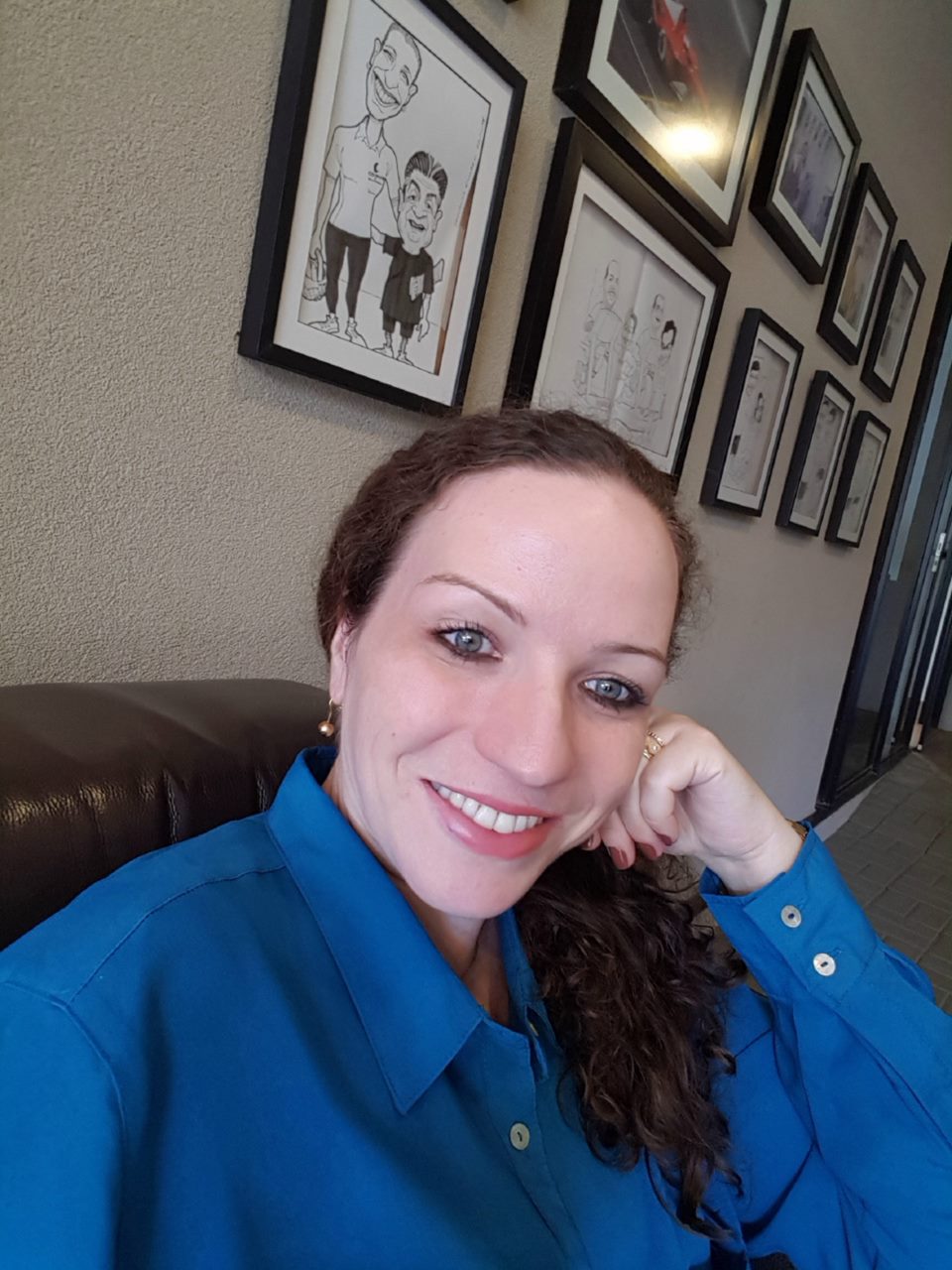 Dra. Perla Menezes, nutricionista comportamental graduada e mestre pela USP, sorrindo em seu ambiente de trabalho.